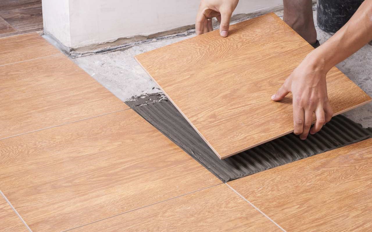 Dlaczego warto skorzystać z pomocy fachowca przy montażu podłogi?