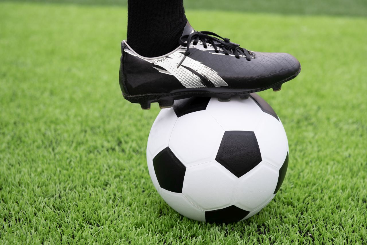 Amatorska gra w piłkę nożną – jakie obuwie wybrać?