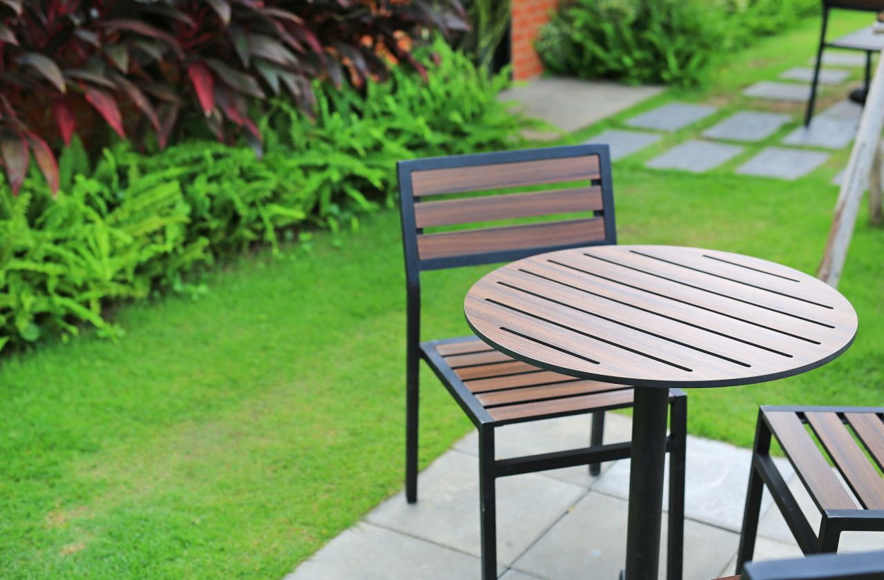 Odpoczynek w ogrodzie – przykłady mebli, które to umożliwią