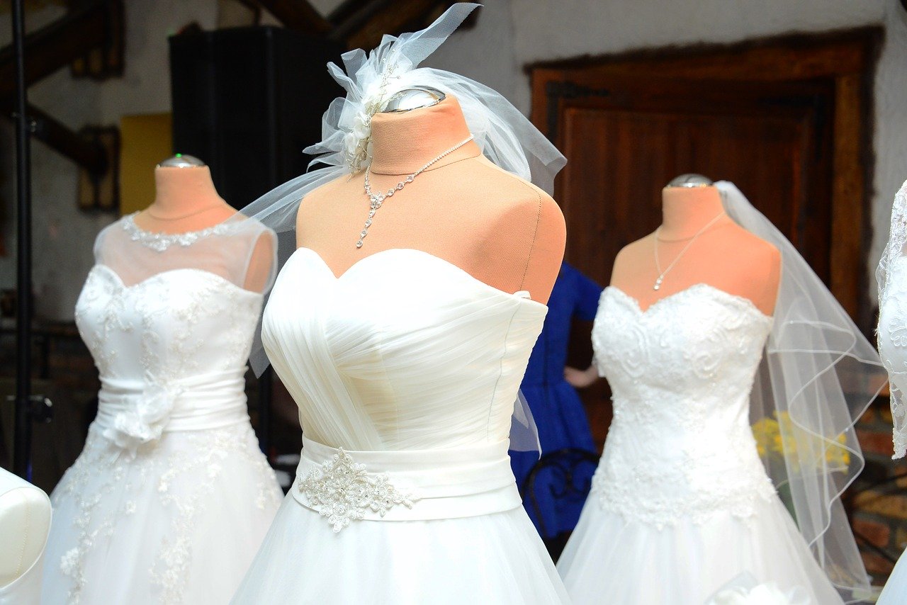 Fasony sukien ślubnych podkreślających talię