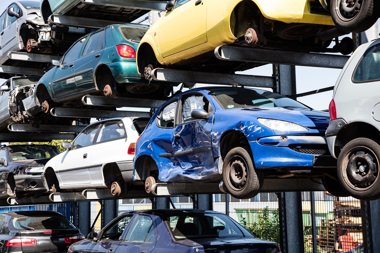 Skup aut vs złomowanie pojazdu – zalety obu rozwiązań