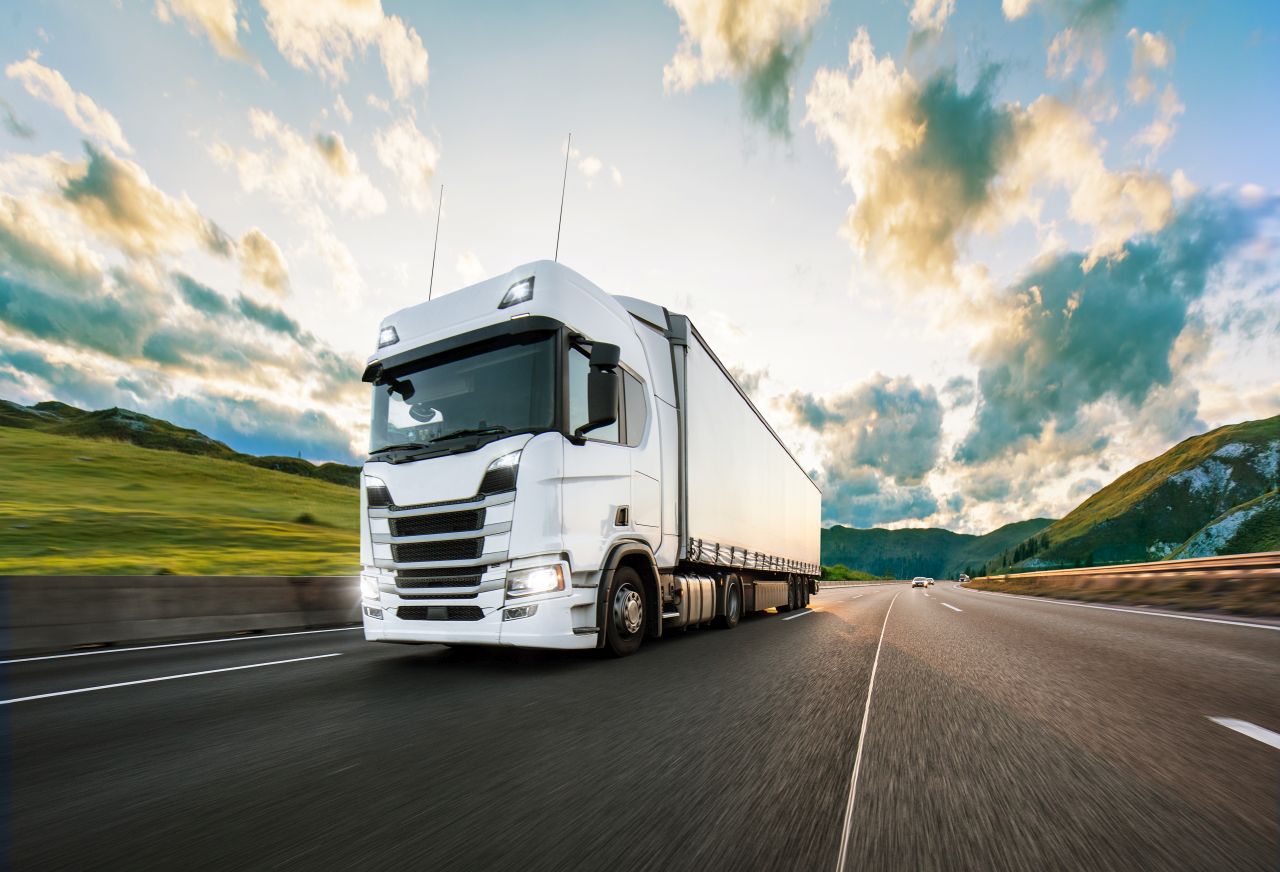 Czym powinno się charakteryzować oświetlenie zastosowane w pojazdach ciężarowych?