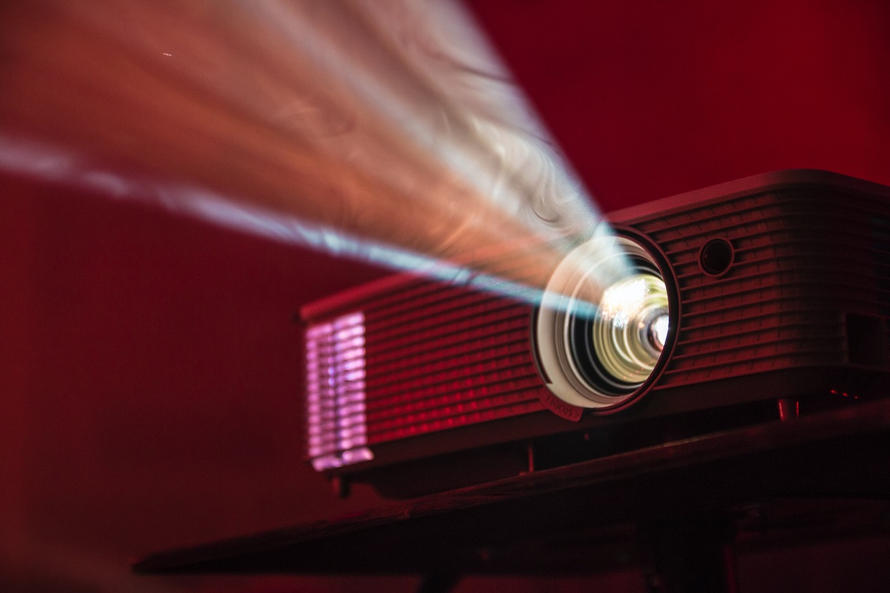 Jak poprawnie zamocować projektor aby uniknąć ryzyka uszkodzenia sprzętu?