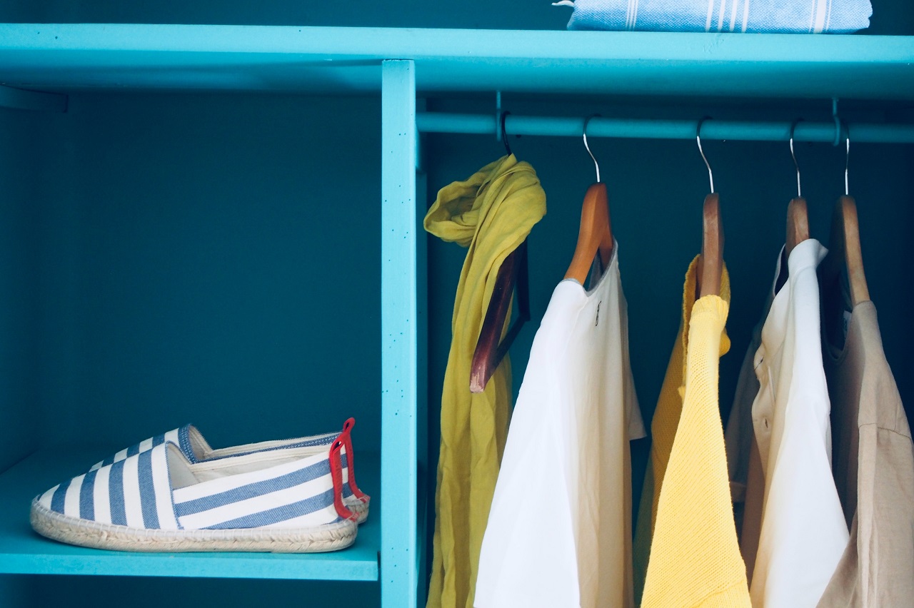 Jak właściwie przechowywać ubrania we własnej szafie?