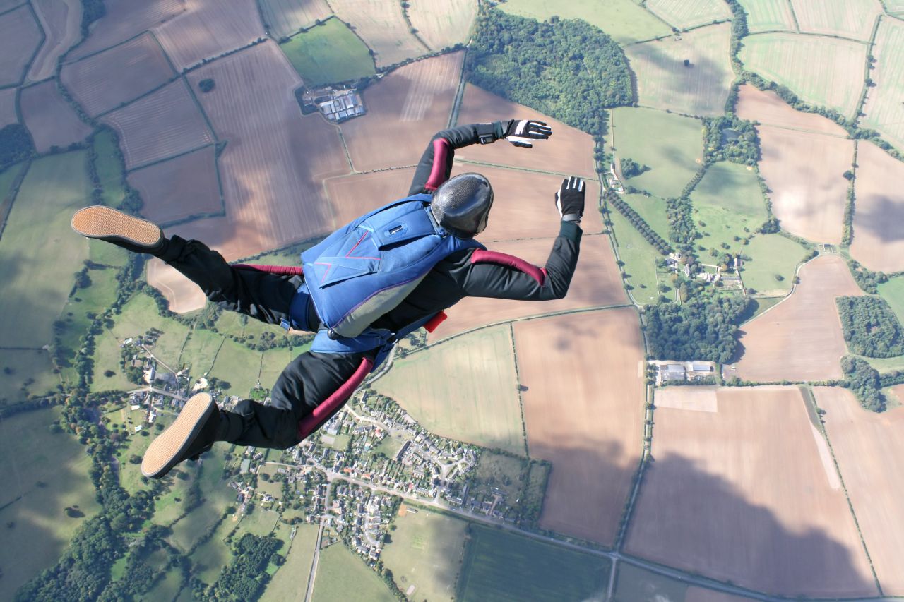 Sporty ekstremalne – czy warto skoczyć ze spadochronem?