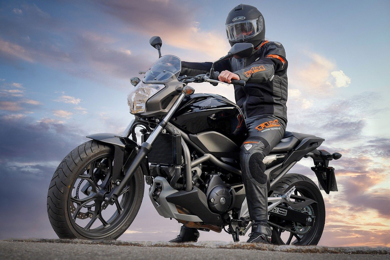 Co wchodzi w skład stroju motocyklisty – niezbędne akcesoria
