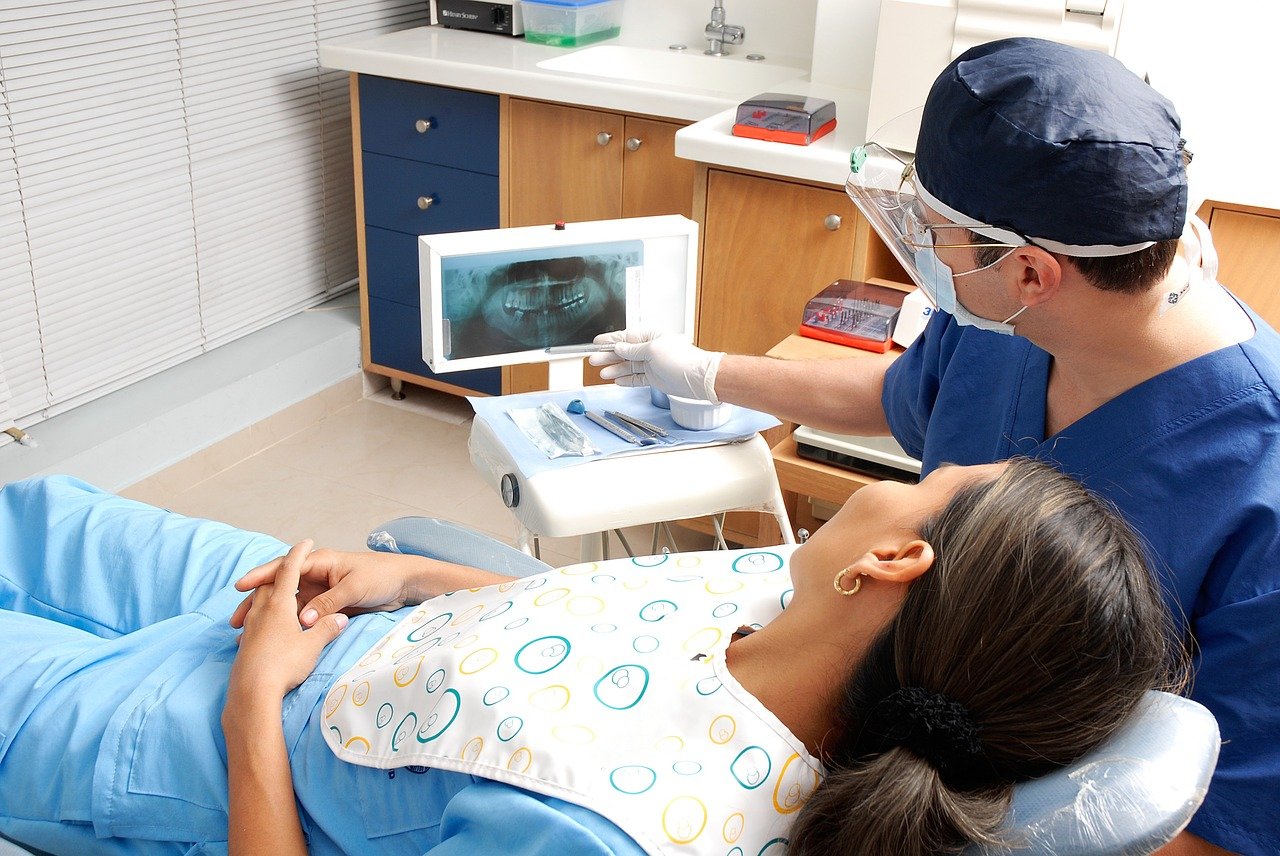 Jakie nowoczesne narzędzia i urządzenia są stosowane przez dzisiejszych stomatologów?