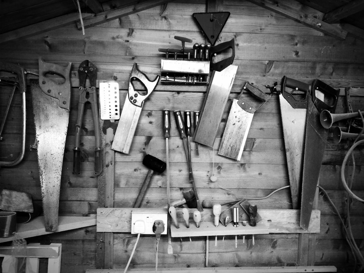Jakie narzędzia są niezbędne w każdym warsztacie?